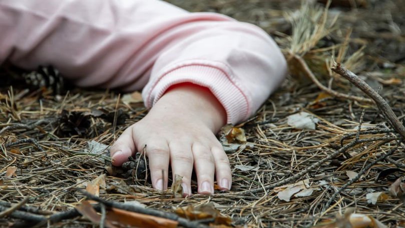 A violat o minoră în pădure după ce au consumat împreună droguri