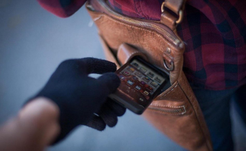 A lovit un bărbat în plină stradă și l-a deposedat de telefon