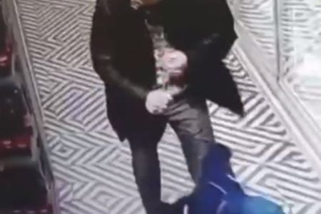 VIDEO// Un bărbat beat a lovit cu pumnul un copil de patru ani într-un supermarket