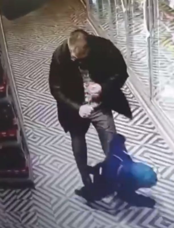 VIDEO// Un bărbat beat a lovit cu pumnul un copil de patru ani într-un supermarket