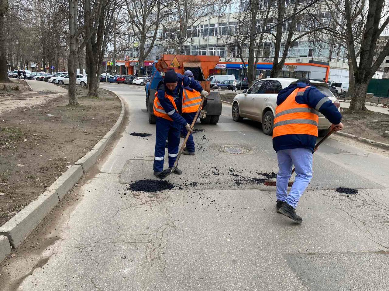 Siguranță sporită în trafic: Repararea indicatoarelor și evacuarea nămolului din străzile orașului
