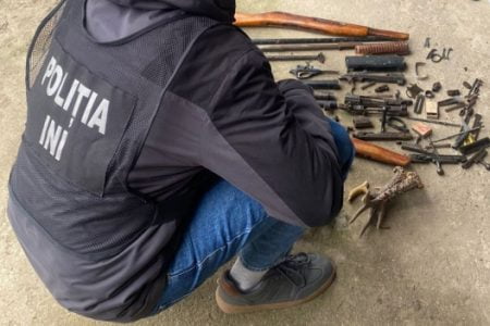 Percheziții la Ocnița: Arme și muniții deținute ilegal, depistate la domiciliile a patru persoane