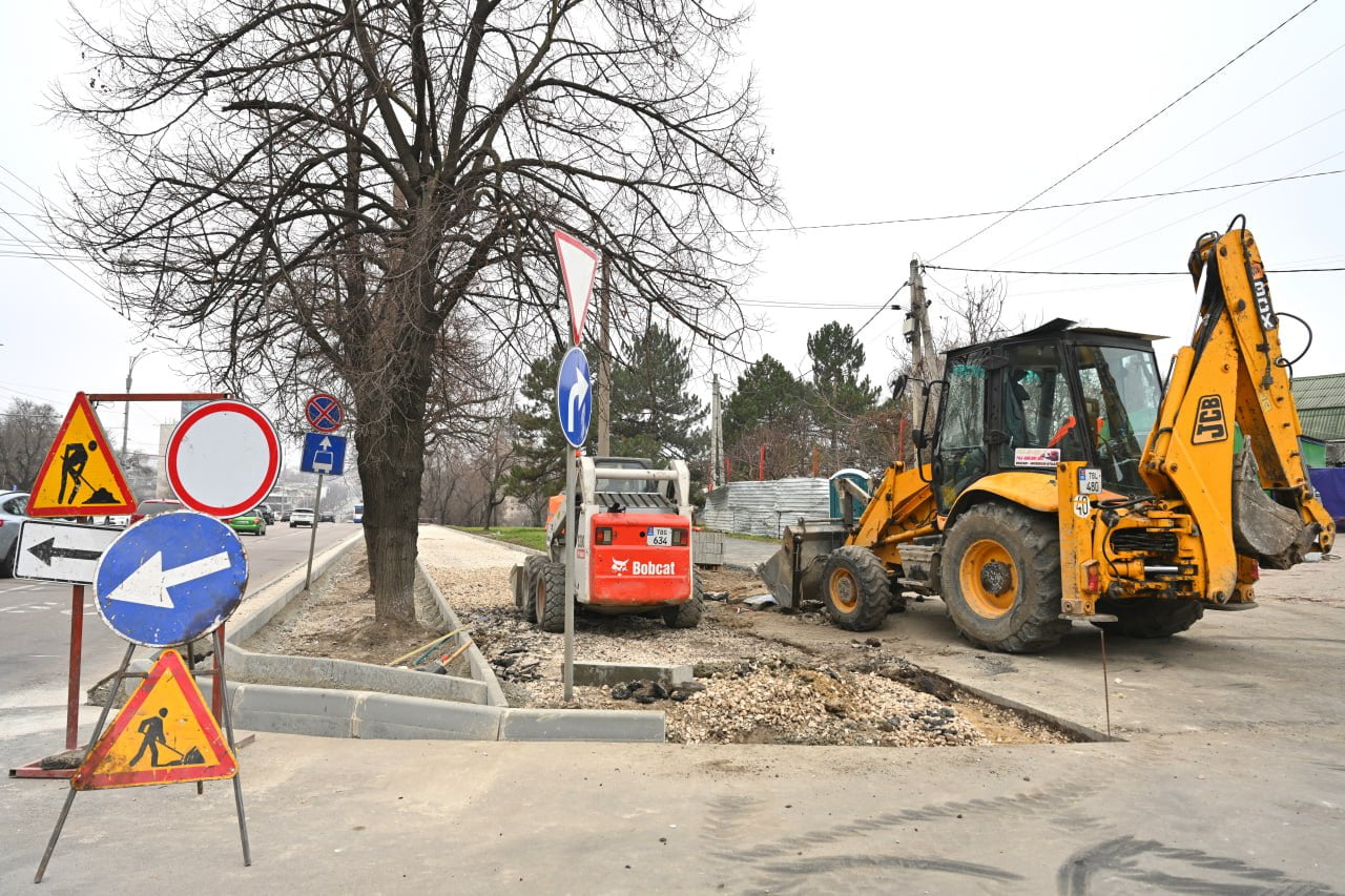Continuă lucrările de amenajare pe bd. Renașterii Naționale: Trotuare și spații verzi în proces de modernizare
