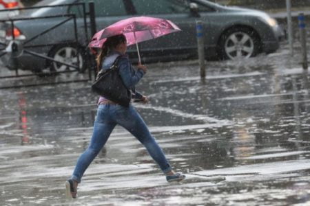 Cod galben de instabilitate atmosferică: Ploi și vânt puternic în centrul R. Moldova