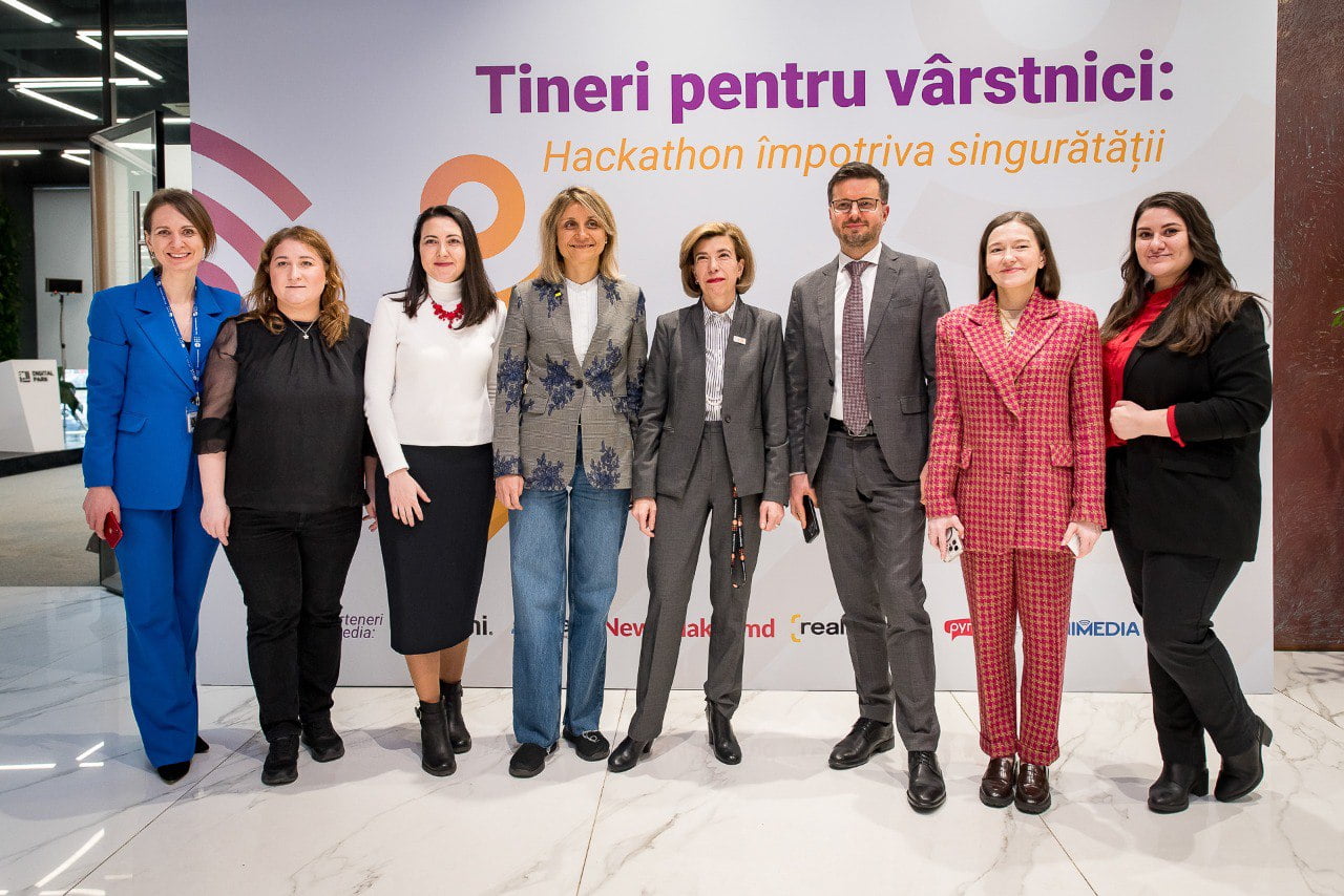 O echipă de tineri din Moldova a câștigat 15,000 USD pentru dezvoltarea unei aplicații în sprijinul vârstnicilor singuratici