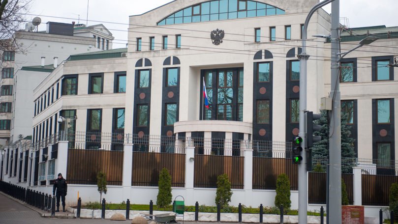 Un colaborator al Ambasadei Rusiei urmează să fie expulzat