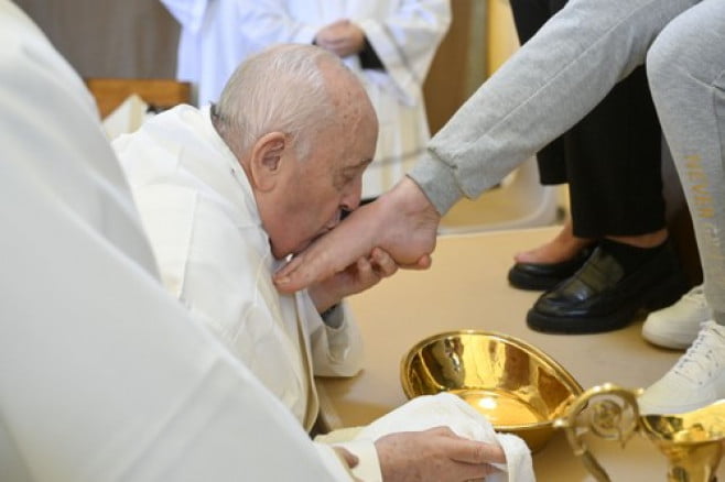 Papa Francisc spală picioarele a 12 deţinute într-o închisoare din Roma