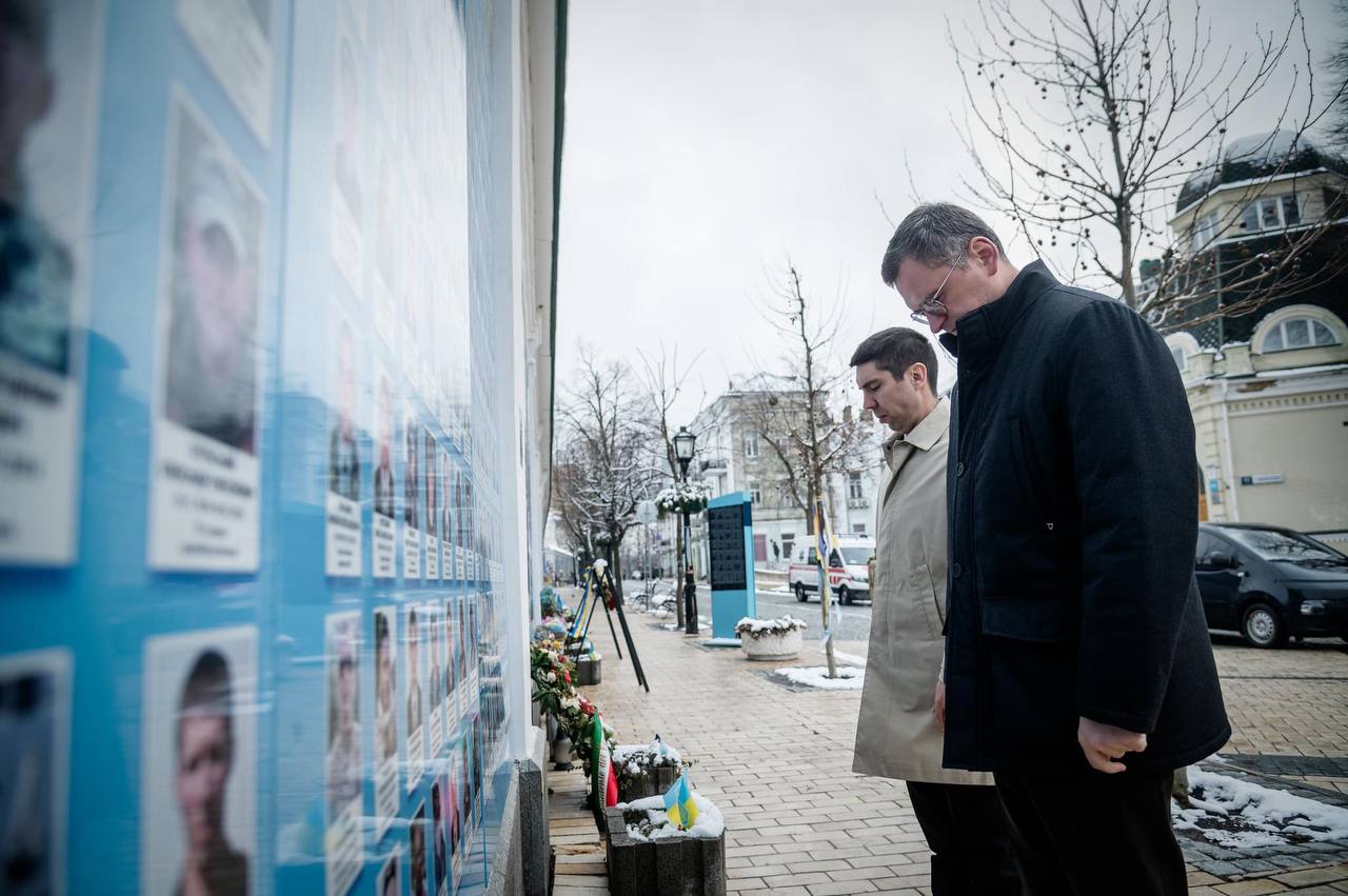 Vizita ministrului Mihai Popșoi în Ucraina: Omagiu adus eroilor și solidaritate cu poporul ucrainean