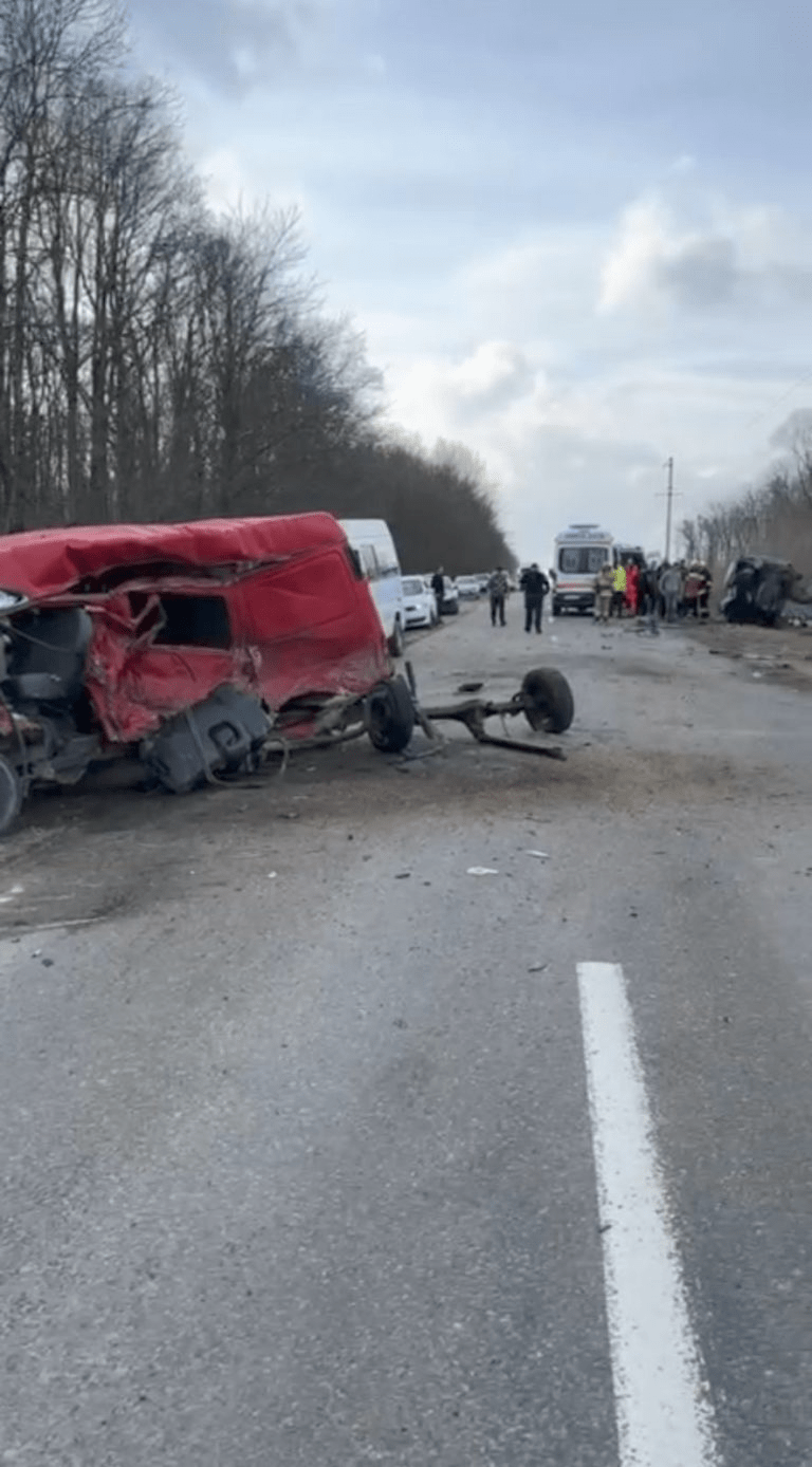 Șapte persoane au ajuns la spital după ce două microbuze s-au tamponat violent în raionul Călărași