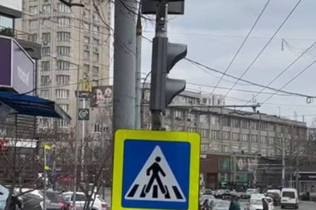 Un nou semafor, destinat unei siguranțe mai mari pentru pietoni, a fost instalat pe str. Bogdan Voievod