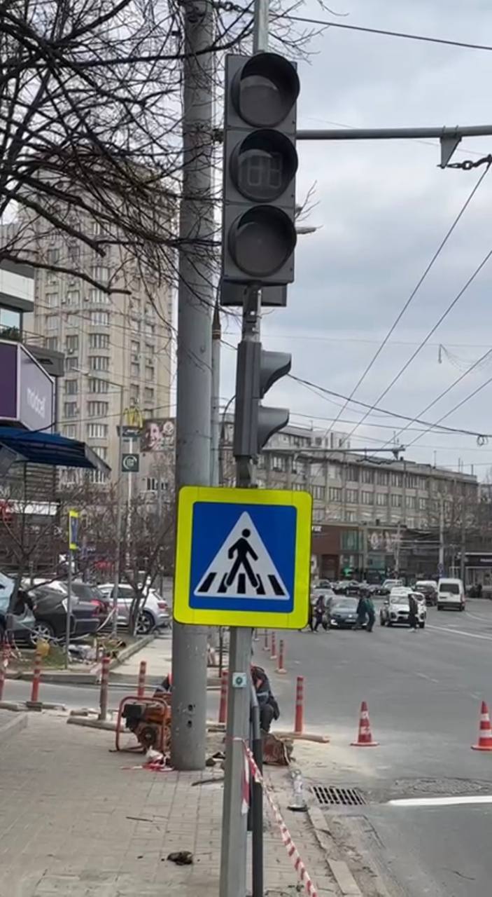 Un nou semafor, destinat unei siguranțe mai mari pentru pietoni, a fost instalat pe str. Bogdan Voievod