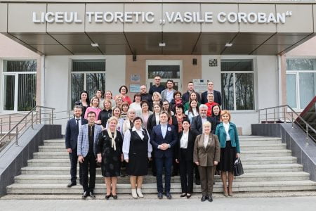 Prim-ministrul Dorin Recean a discutat cu elevii și profesorii din raionul Glodeni: „Avem nevoie de cât mai mulți tineri specialiști, pentru a dezvolta țara și a ne integra în marea familie europeană”