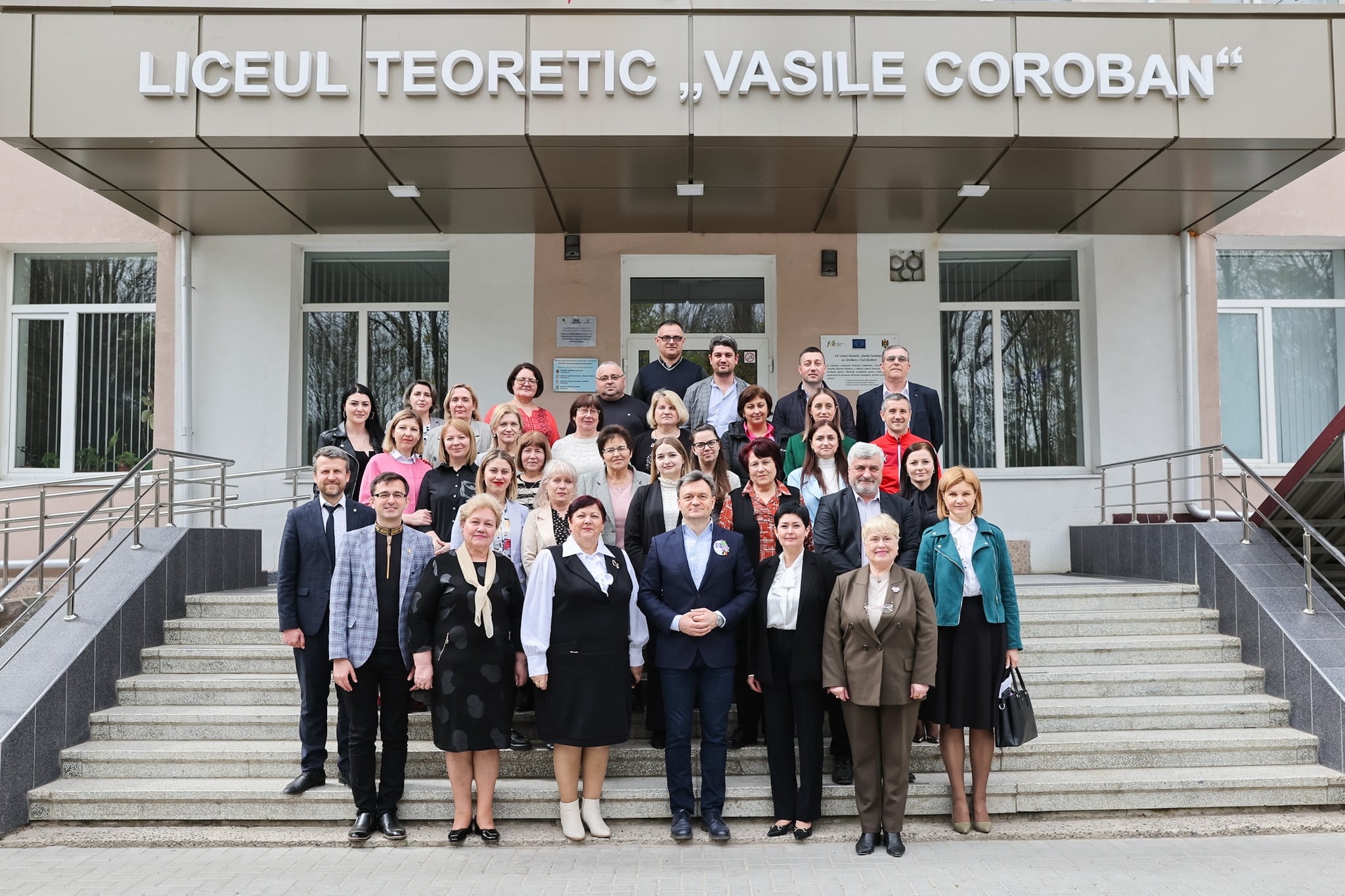 Prim-ministrul Dorin Recean a discutat cu elevii și profesorii din raionul Glodeni: „Avem nevoie de cât mai mulți tineri specialiști, pentru a dezvolta țara și a ne integra în marea familie europeană”