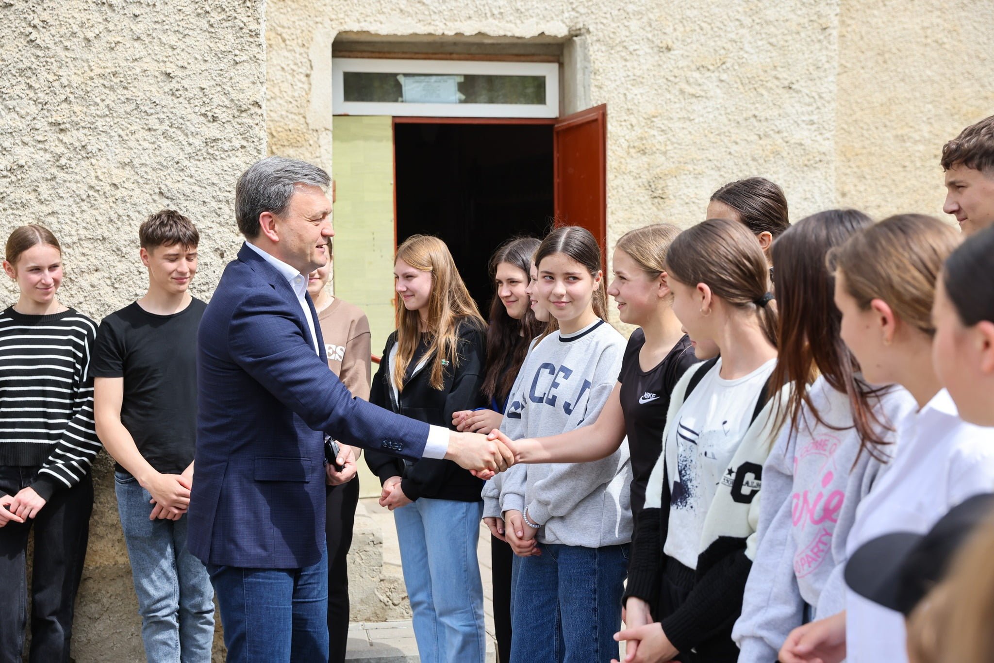 Premierul Dorin Recean a vizitat ansamblul „Hecenii” din Heciul Nou, Sângerei: „Sunteți un exemplu de talent, disciplină și muncă”