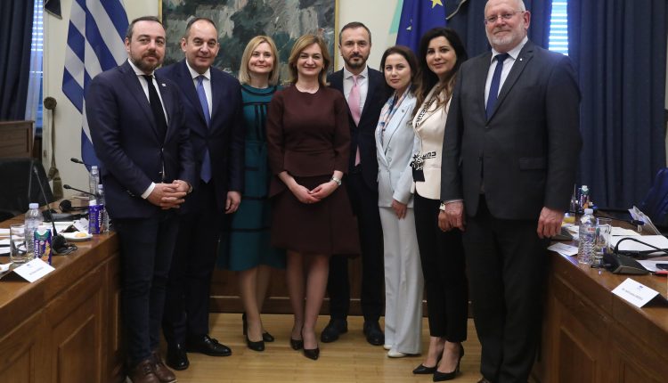 Procesul de integrare europeană a Republicii Moldova va beneficia de expertiza Greciei și României. A fost semnat Memorandumul de înțelegere la nivel parlamentar