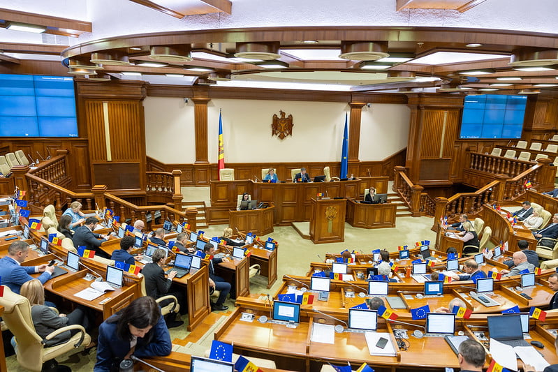 Parlamentul a adoptat măsuri de reducere a emisiilor gazelor cu efect de seră