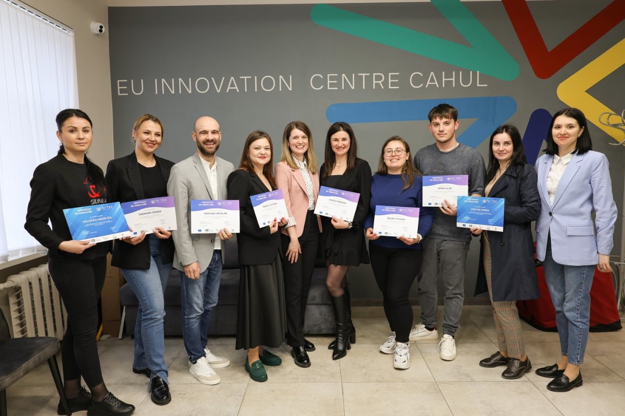 Au ales o carieră în domeniul IT. 18 persoane au absolvit cursurile de Marketing Digital și Design Graphic organizate de centrul Inotek