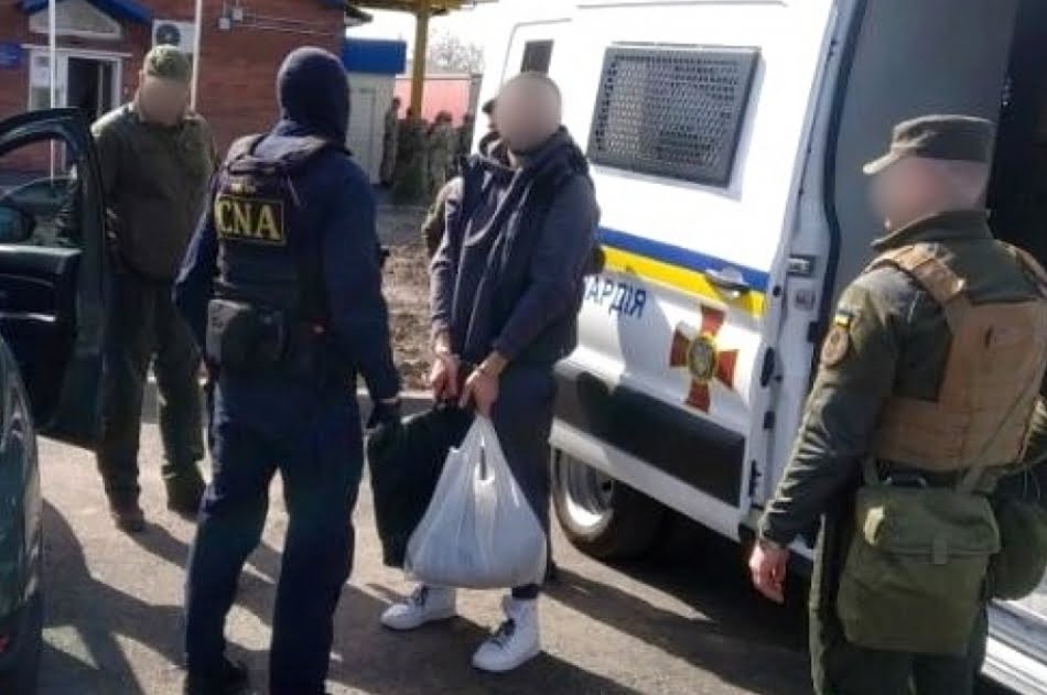 Ofițerii CNA au reținut o persoană, anunțată în căutare, învinuită de escrocherie în proporții deosebit de mari și spălare de bani în cauza ”Banca de Economii” 