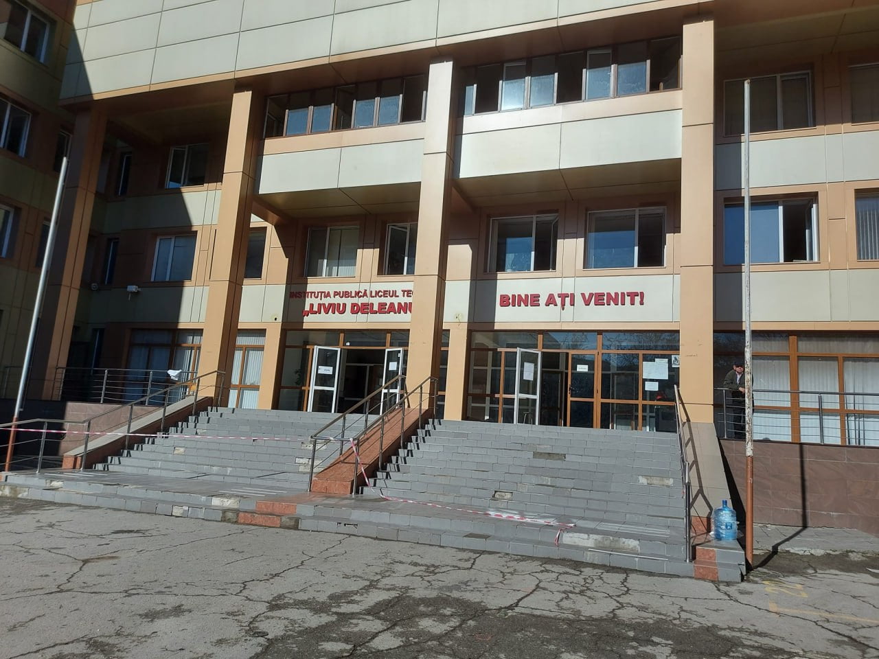 Liceul „Liviu Deleanu”, în proces de înlăturare a consecințelor incendiului de vineri. Astăzi, urmează să fie anunțate pagubele exacte