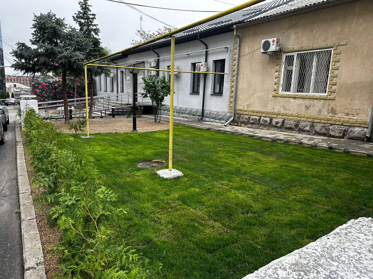 Amenajarea spațiilor verzi din zona Incubatorului Municipal de Afaceri, pe ultima sută de metri