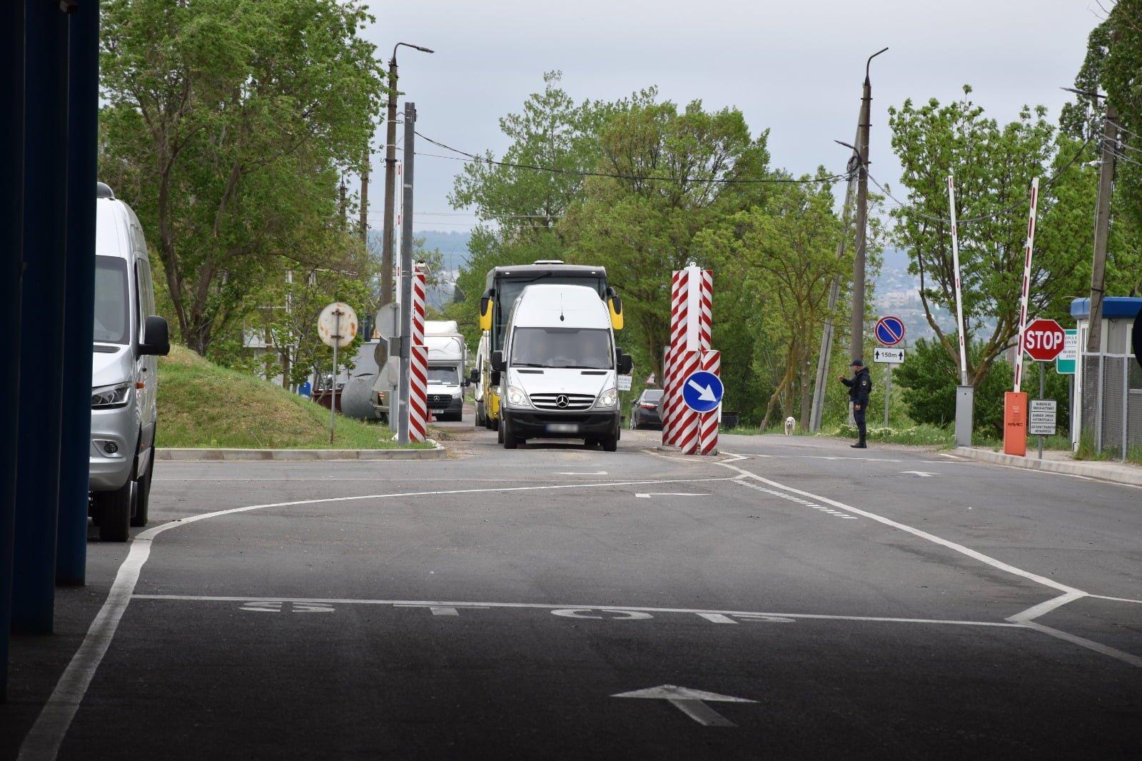 Șoferul din Chișinău, depistat fără licență de transport de călători, a încercat să corupă polițiștii de frontieră