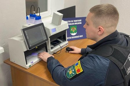 Trei călători documentați pentru uz de acte falsificate