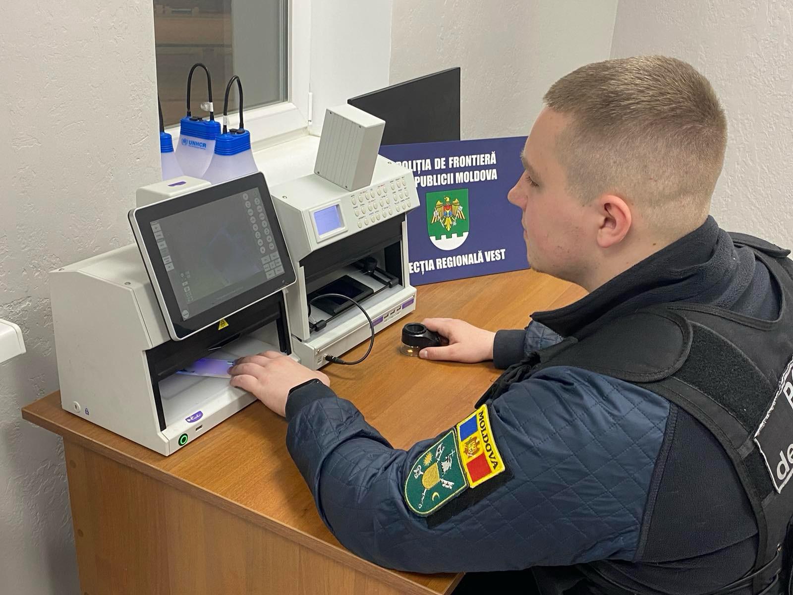 Trei călători documentați pentru uz de acte falsificate