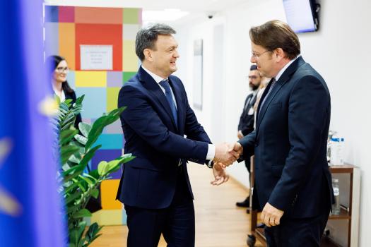 Prim-ministrul Dorin Recean, la întrevederea cu Olivér Várhelyi, Comisarul european pentru vecinătate și extindere: „O familie europeană mai largă înseamnă mai multă stabilitate, securitate și prosperitate”