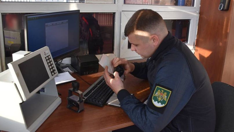 Au prezentat permise de conducere false din regiunea transnistreană și le-au echivalat în Republica Moldova. Trei persoane trimise pe banca acuzaților