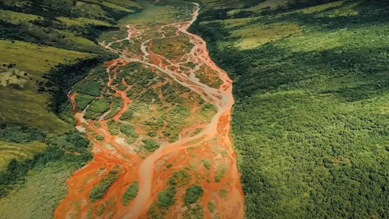 Râurile din Alaska se colorează în portocaliu din cauza schimbărilor climatice