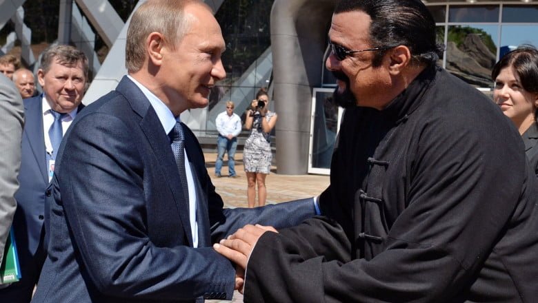 Steven Seagal a fost decorat de Putin cu Ordinul Prieteniei