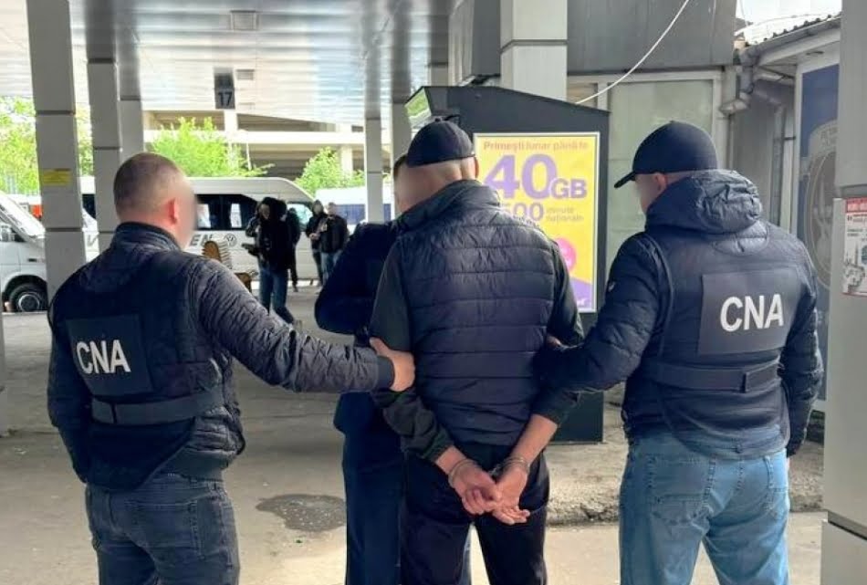 Un bărbat din Hîncești a fost reținut în flagrant de ofițerii CNA, fiind bănuit de pretinderea a 2400 de euro pentru perfectarea a două permise de conducere