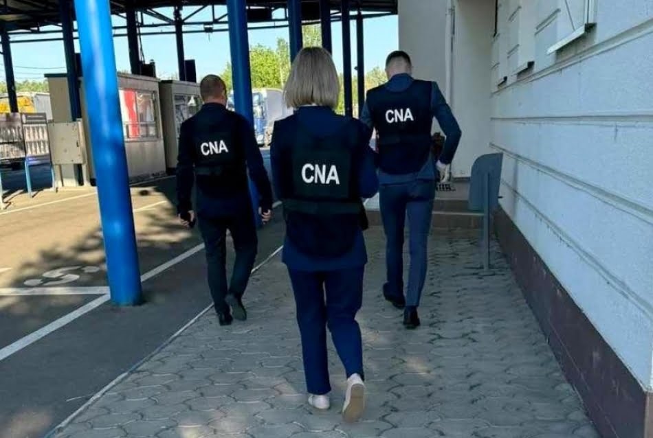 Doi inspectori ai Biroului Vamal Sud, cercetați de CNA pentru corupere pasivă. Ar fi pretins sistematic între 100-500 de euro pentru vămuirea mărfurilor