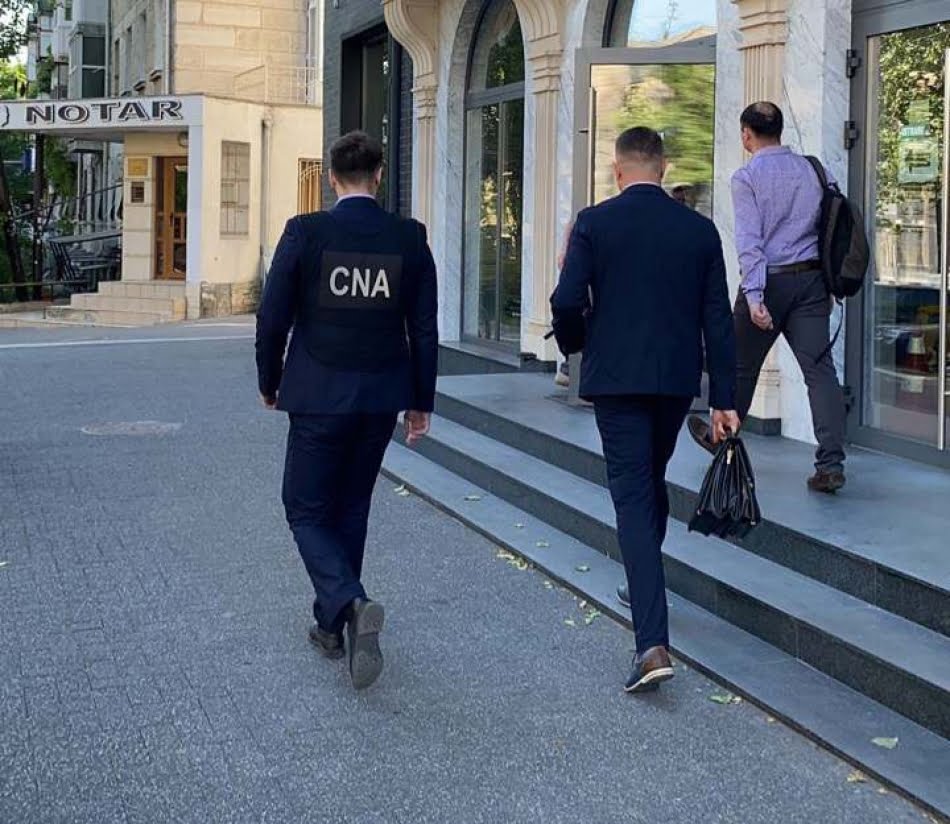 Biroul unui consultant al Secției Licențiere din cadrul ANRE, percheziționat de ofițerii CNA într-un dosar de corupție
