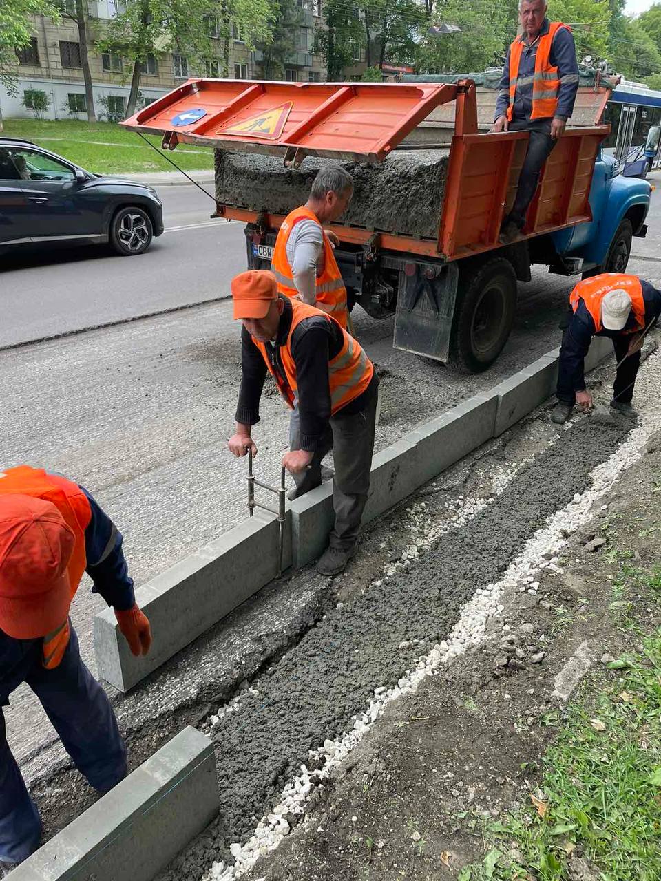 Primăria Chișinău efectuează lucrări de întreținere a infrastructurii rutiere pe str. Albă Iulia