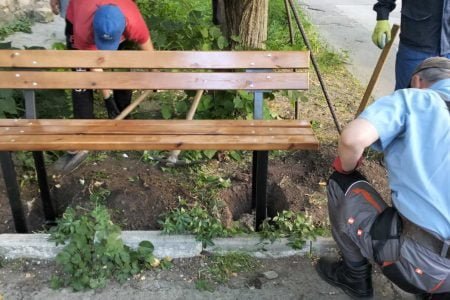 Primăria Chișinău: Bănci noi în curțile blocurilor pentru confort și relaxare