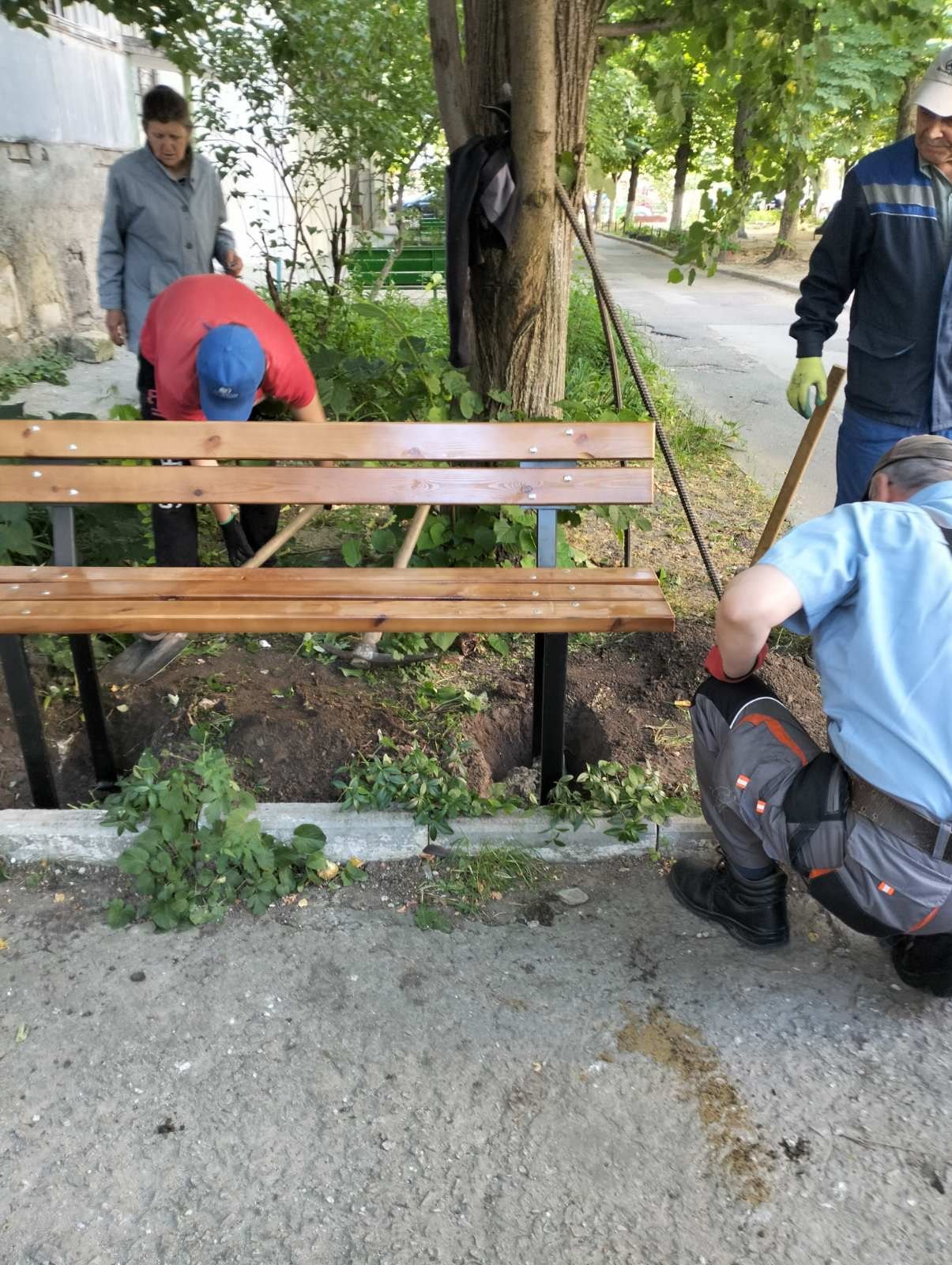 Primăria Chișinău: Bănci noi în curțile blocurilor pentru confort și relaxare