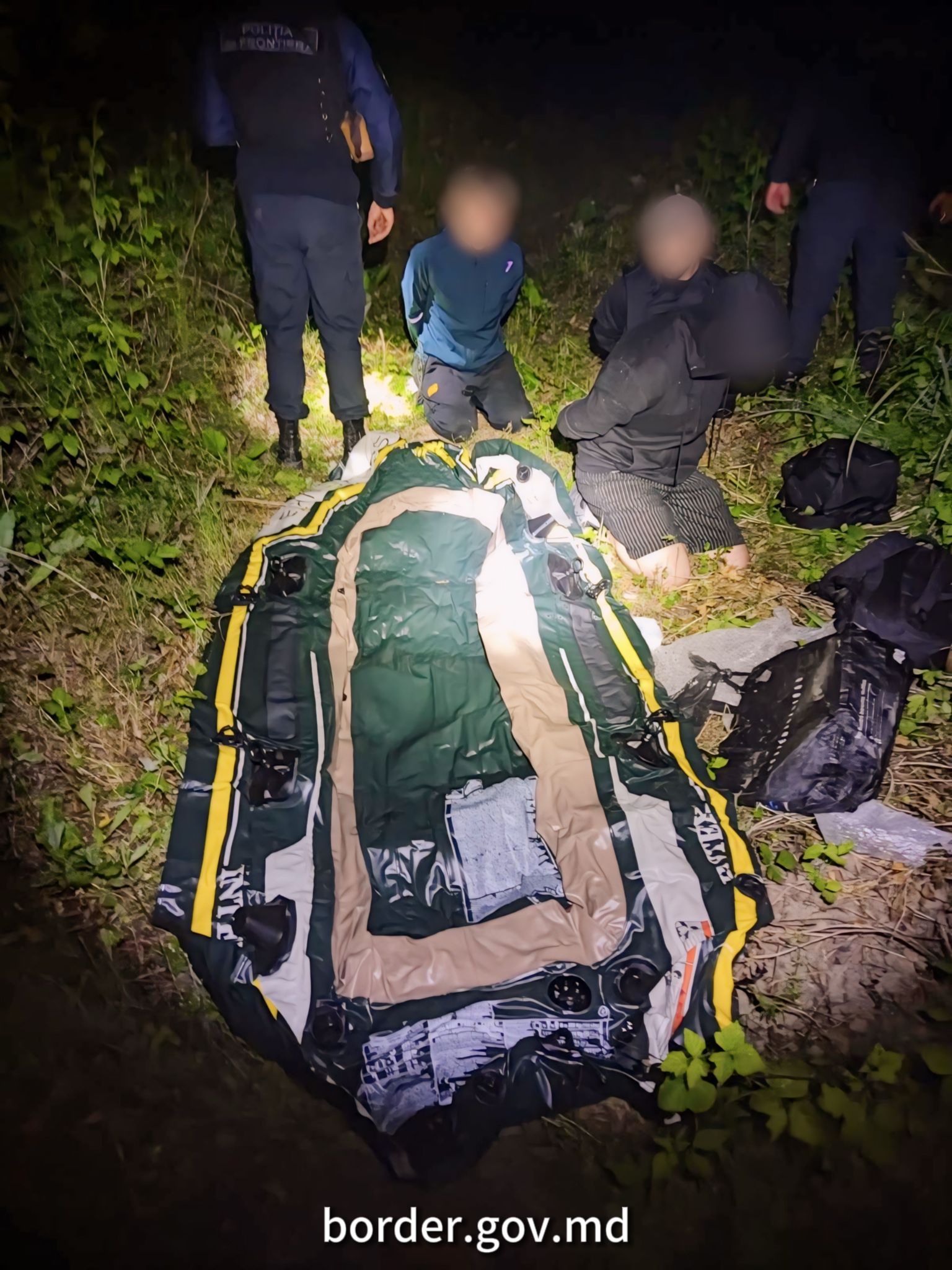 Trei migranți ucraineni, opriți în apropiere de râul Prut