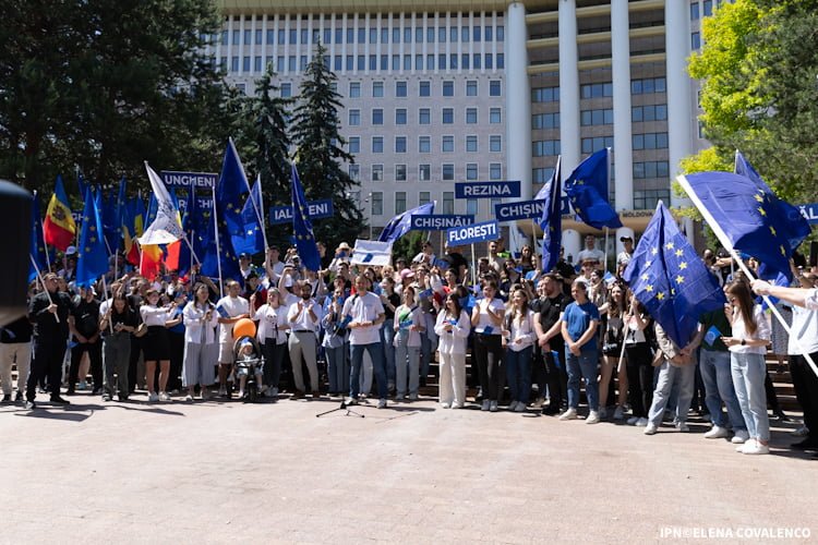 Un marș al tinerilor pentru susținerea UE a avut loc la Chișinău