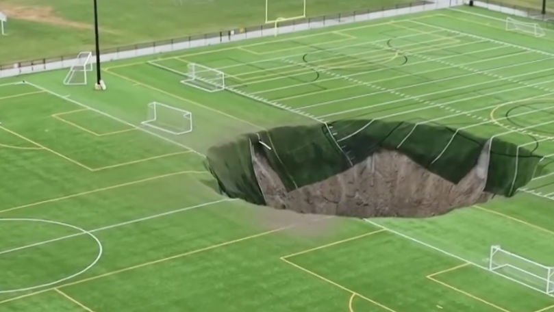 Un teren de fotbal s-a prăbușit, formând o groapă adâncă de 10 metri