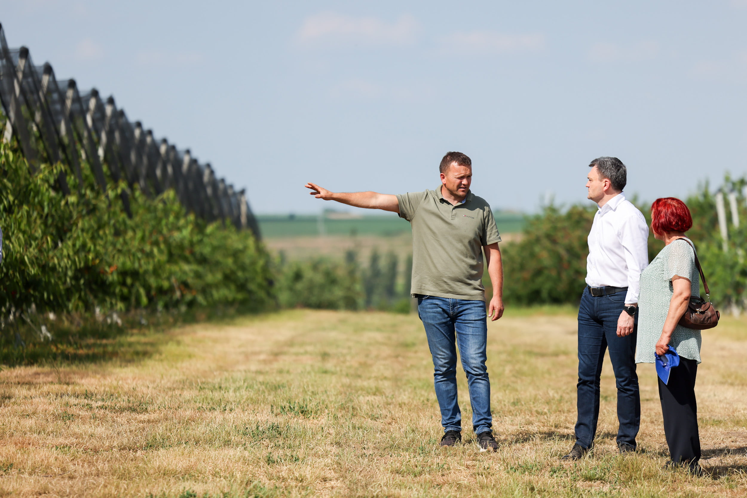 Prim-ministrul Dorin Recean a vizitat două afaceri din raionul Edineț: „Guvernul încurajează investițiile într-o agricultură modernă, competitivă și industrializată”