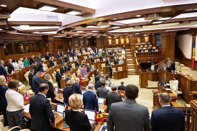 Deputații au păstrat un minut de reculegere în memoria victimelor primului val al deportărilor staliniste