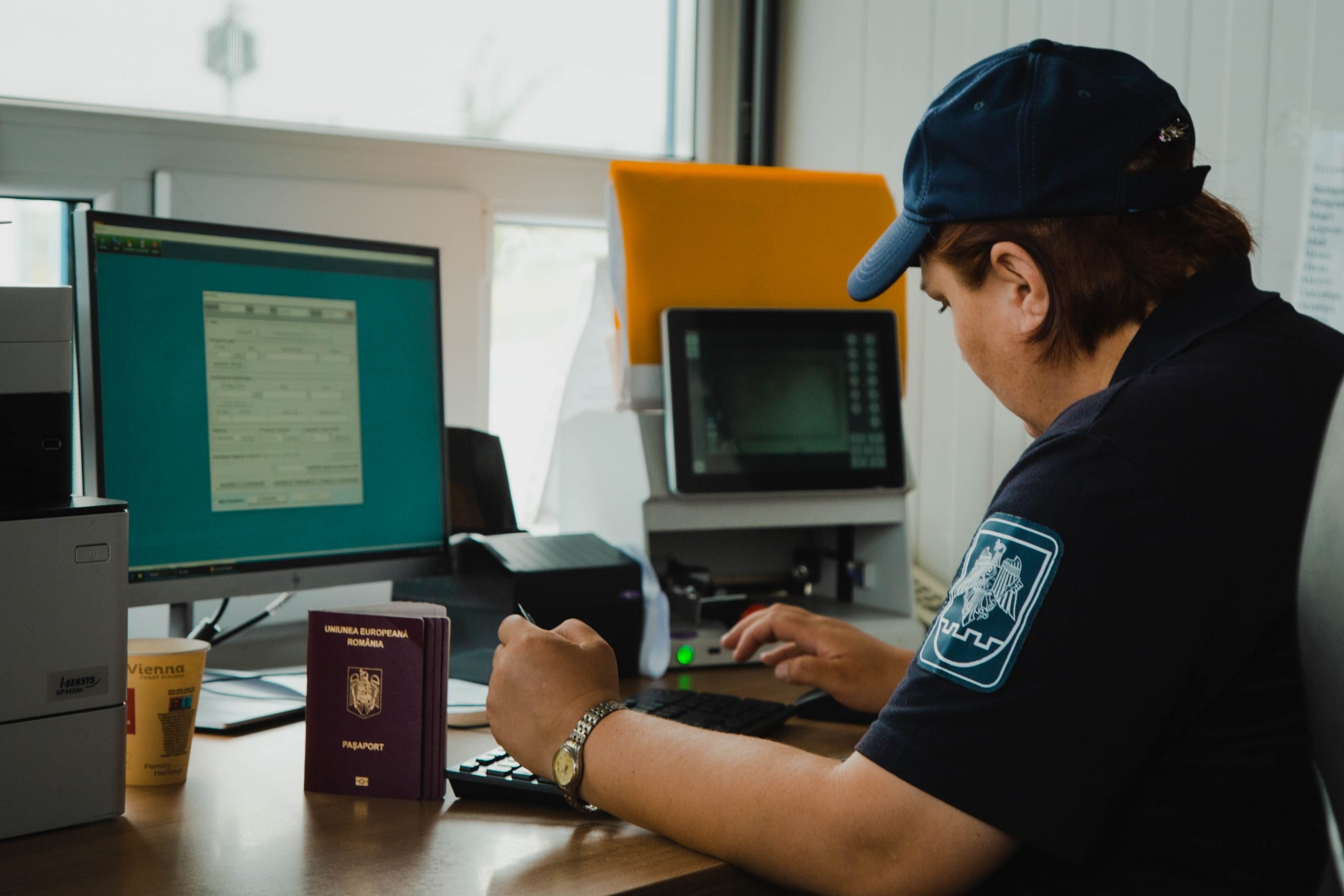 Un tânăr a fost depistat la trecerea frontierei cu certificate de înmatriculare falsificate