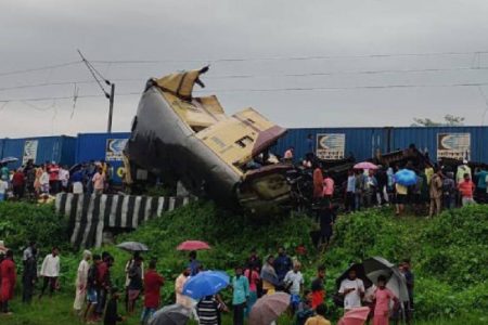 Două trenuri s-au ciocnit în India, zeci de morți și răniți