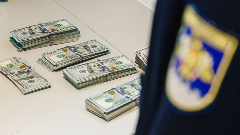 Tentativă de contrabandă: Bărbat surprins cu 45.000 de dolari nedeclarați la vamă