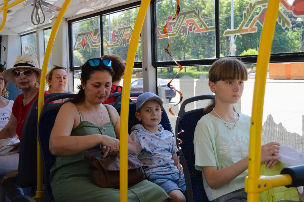 Copiii au descoperit istoria Chișinăului la bordul Troleibuzului Turistic