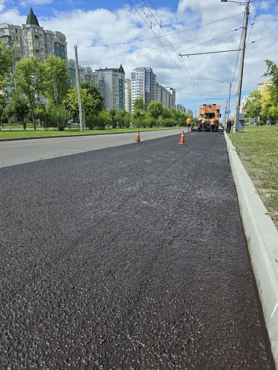 Pe bd. Mircea cel Bătrân este așternut stratul bituminos tip Slurry Seal