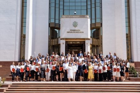 Președinta Maia Sandu felicită absolvenții cu rezultate de 10 la bacalaureat