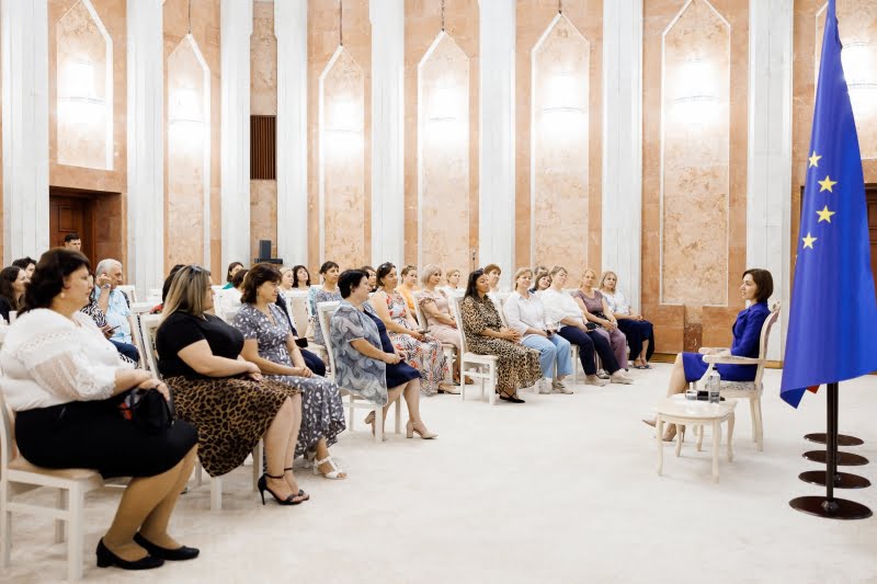 Președinta Maia Sandu s-a întâlnit cu 53 de profesori, care merg în România la cursurile de vară de Limbă, literatură și civilizație română