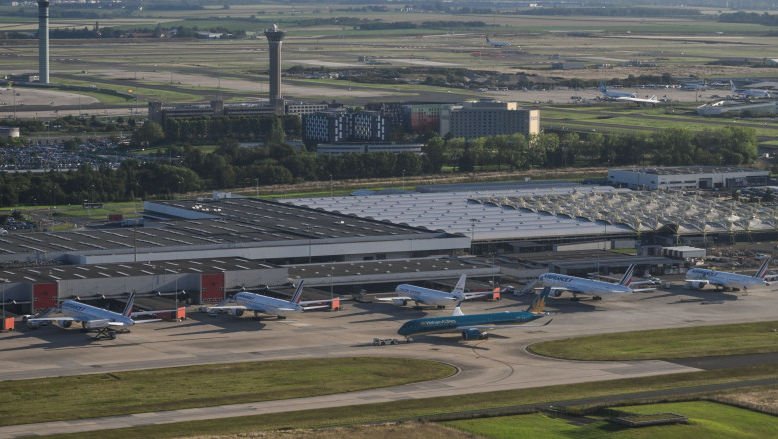 Aeroporturile din Paris ar putea fi blocate înainte de începerea JO